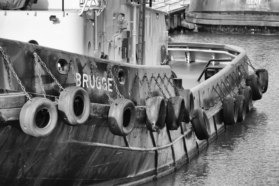 Sleepboot Brugge zwart-wit
